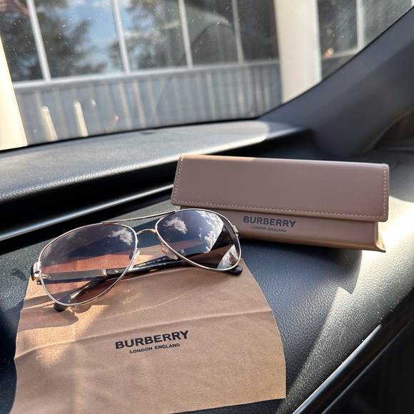 New Burberry sunglasses - Picture 2 of 2